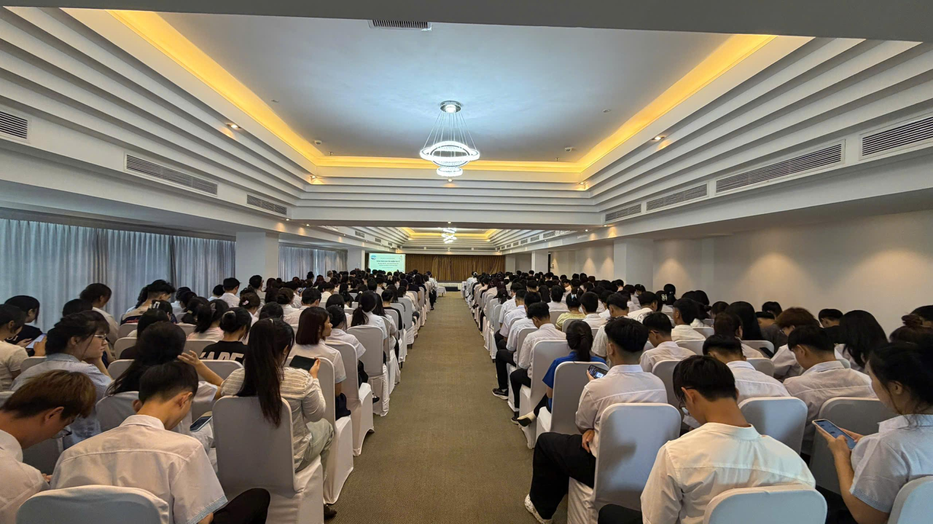 Hơn 500 tân sinh viên du lịch Nha Trang trải nghiệm thực tế, nhận quà áo dài đầu năm học