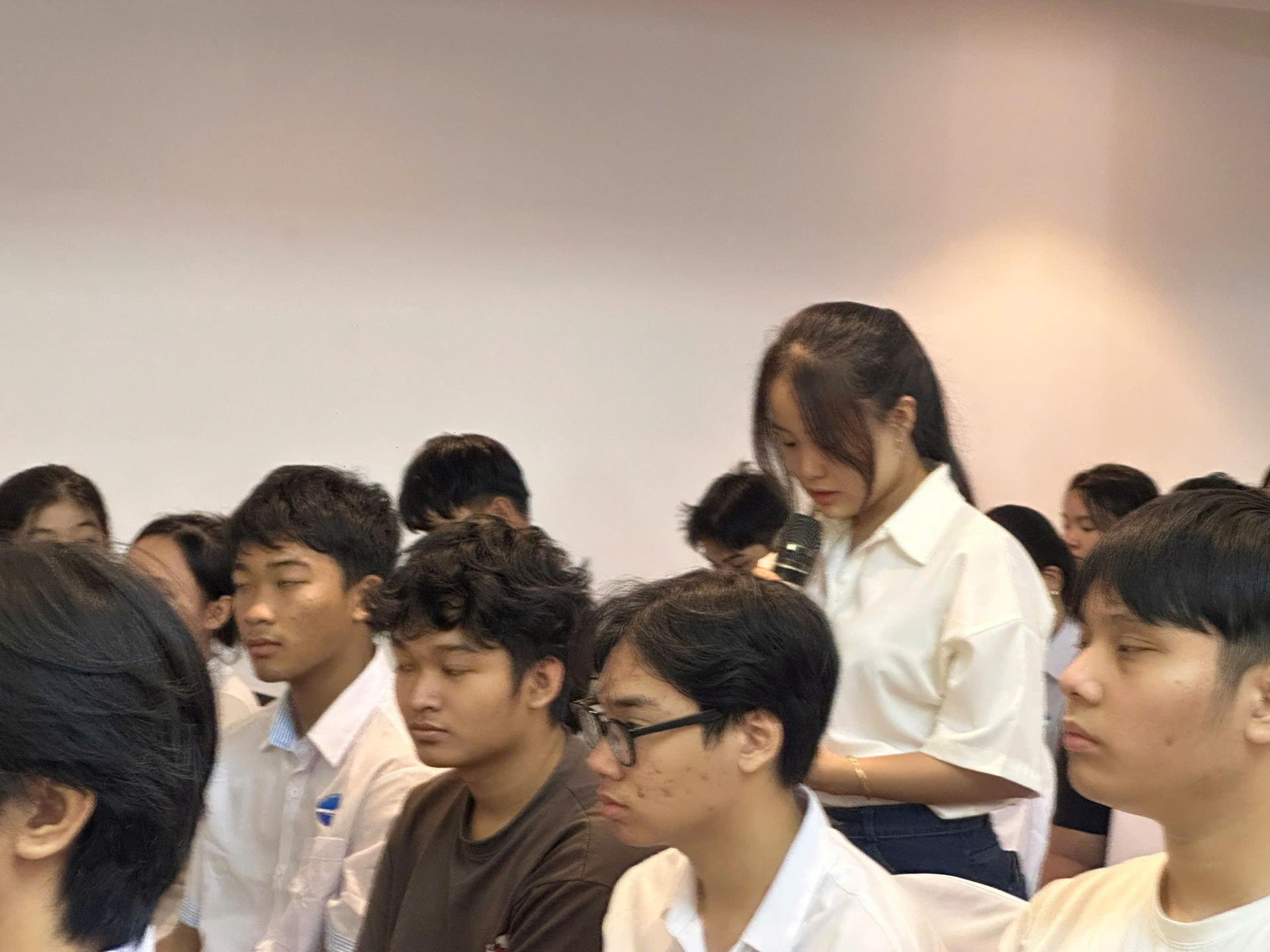Nhiều sinh viên chủ động trao đổi với ban quản lý về cơ hội thực tập, yêu cầu nghề nghiệp và triển vọng việc làm sau khi tốt nghiệp.