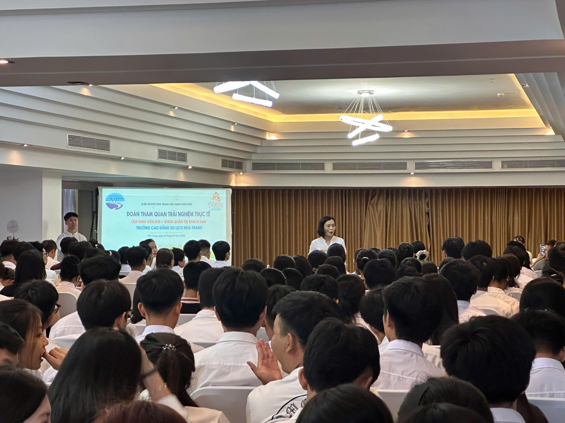 Hơn 500 tân sinh viên du lịch Nha Trang trải nghiệm thực tế, nhận quà áo dài đầu năm học