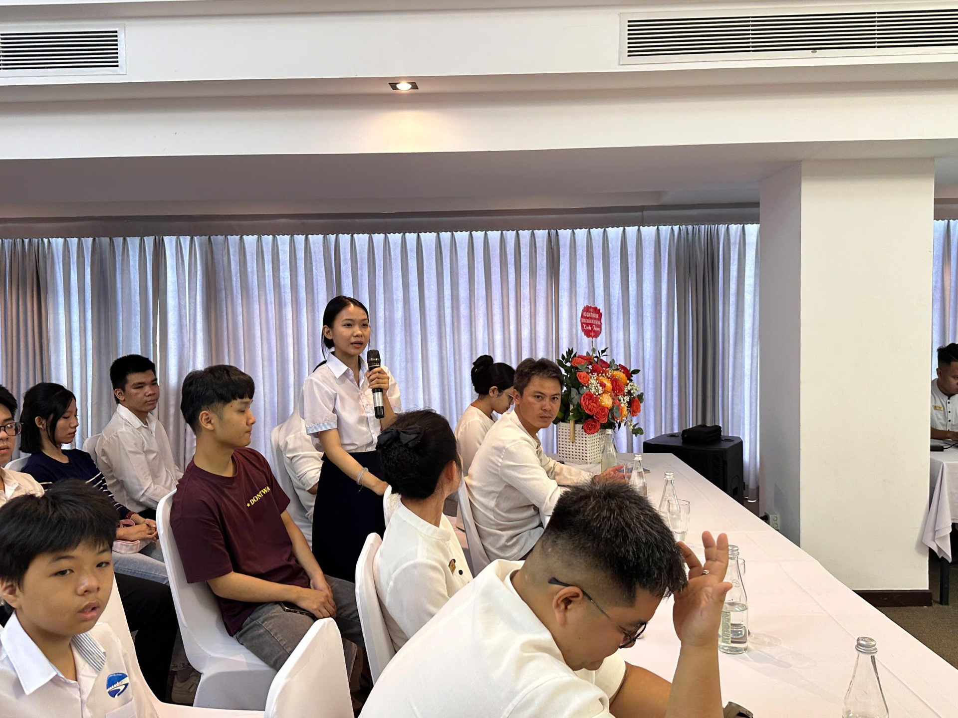 Hơn 500 tân sinh viên du lịch Nha Trang trải nghiệm thực tế, nhận quà áo dài đầu năm học
