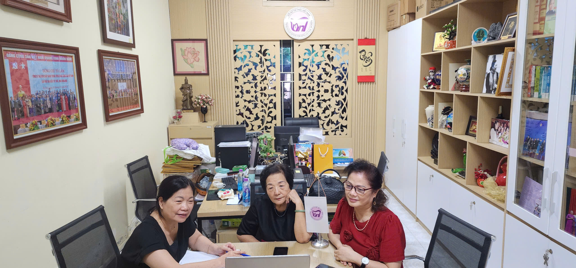  Các thành viên của Hội Nữ trí thức Việt Nam tham dự cuộc họp trực tuyến