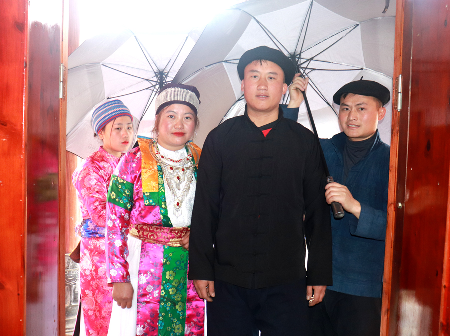Cô dâu, chú rể người Mông trong đám cưới