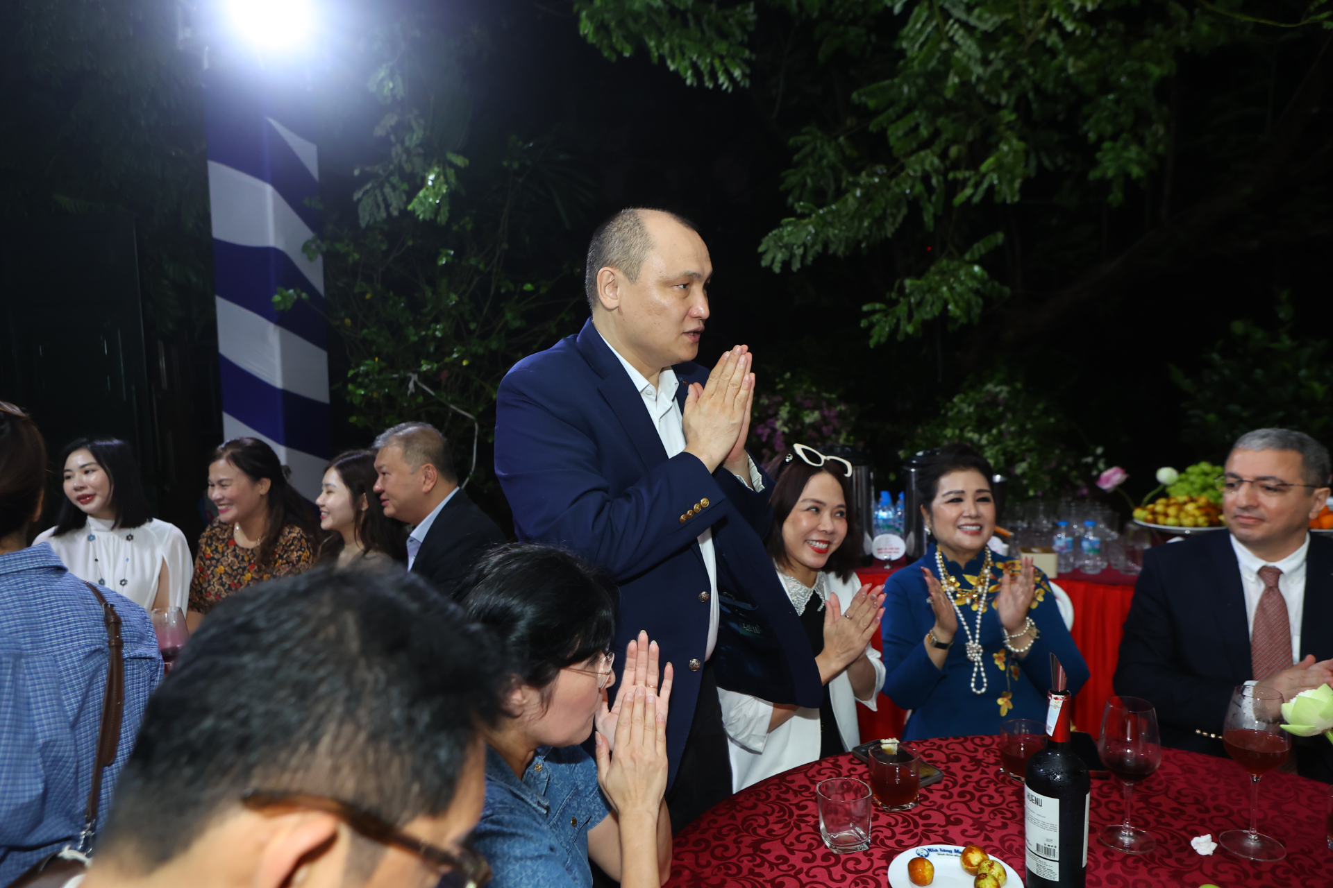 Đội mưa đến với Sân khấu Lệ Ngọc vì tình yêu với văn hóa Việt
