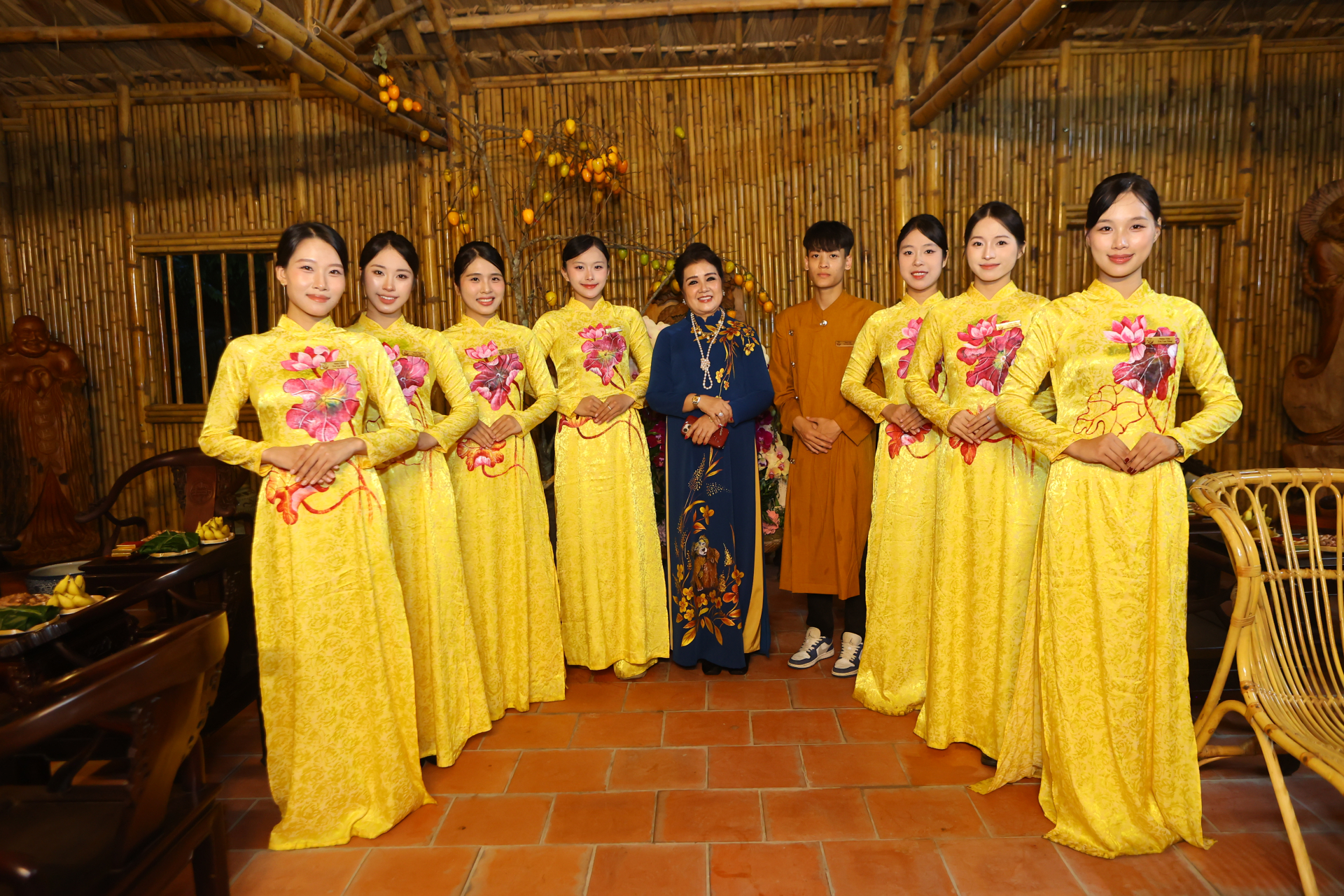 NSND Lệ Ngọc (áo dài xanh) cùng dàn lễ tân đón khách.