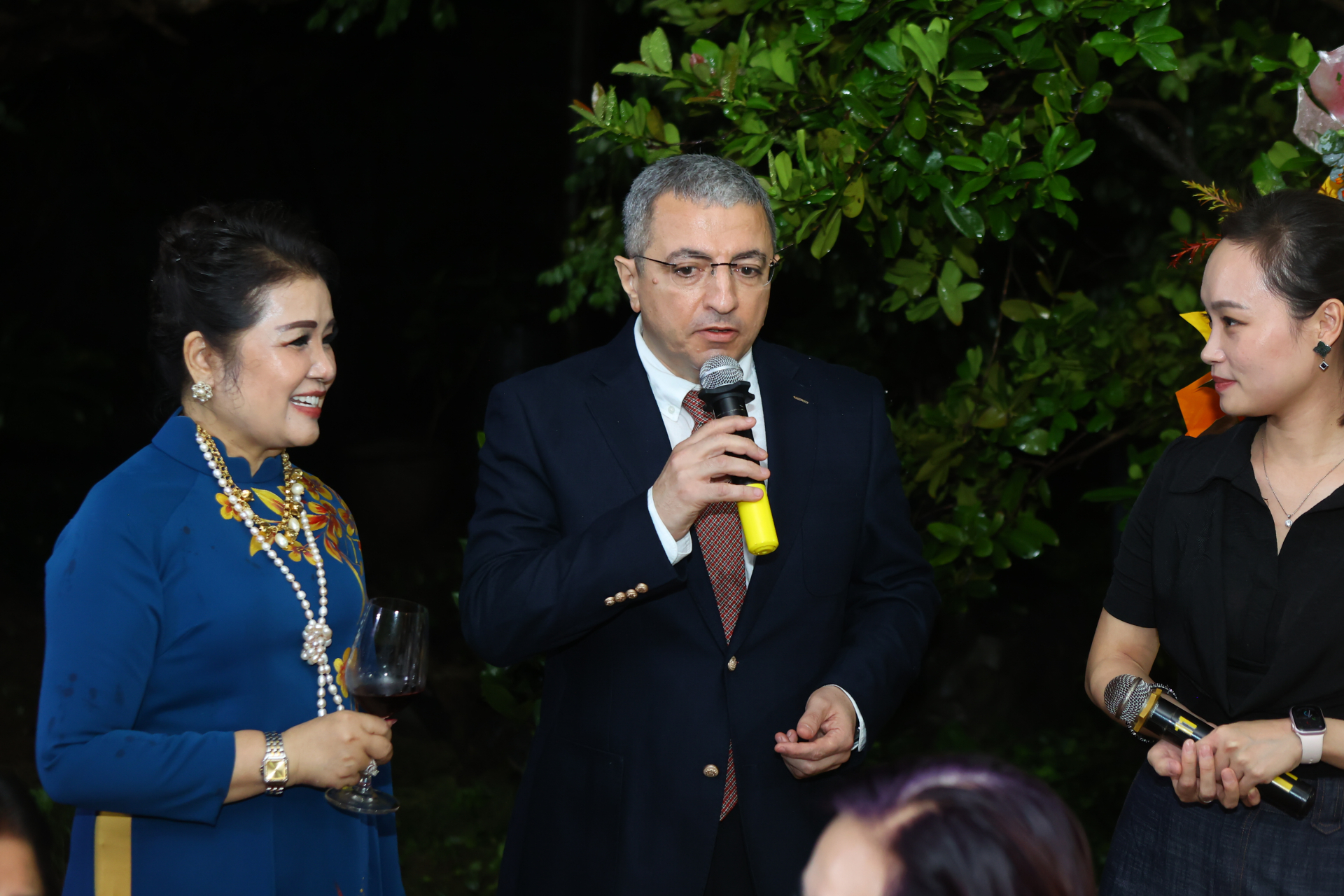 Đại sứ Azerbaijan,ngài Shovgi Kamal Oglu Mehdizade chia sẻ: “Với tôi, NSND Lệ Ngọc là người thân”.