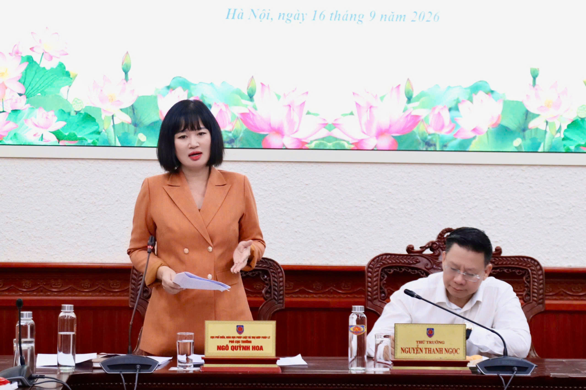 Bà Ngô Quỳnh Hoa, Phó Cục trưởng Cục Phổ biến, giáo dục pháp luật và Trợ giúp pháp lý, Bộ Tư pháp trình bày tóm tắt nội dung dự thảo Nghị định.