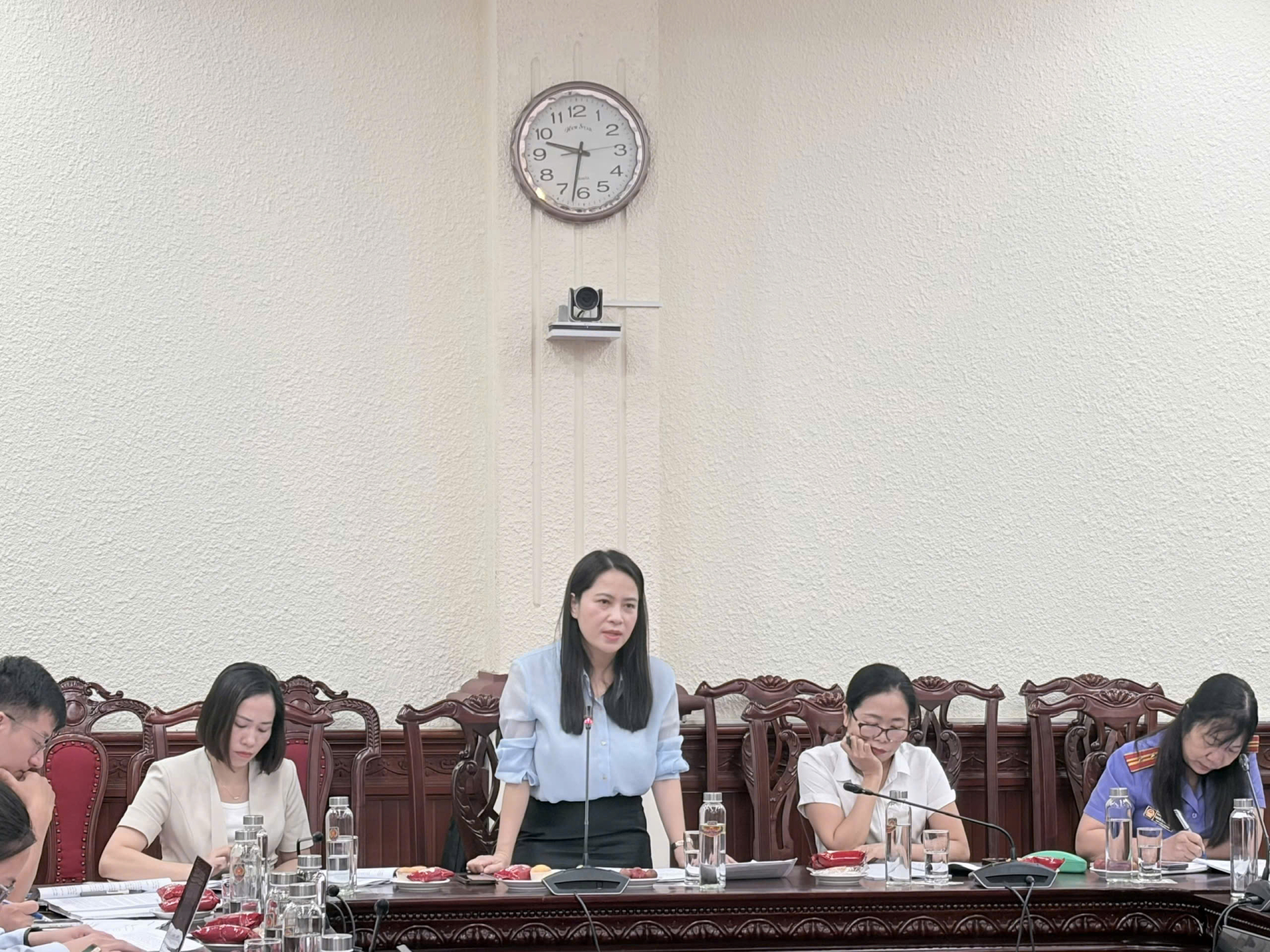 Các đại biểu phát biểu tại hội thảo