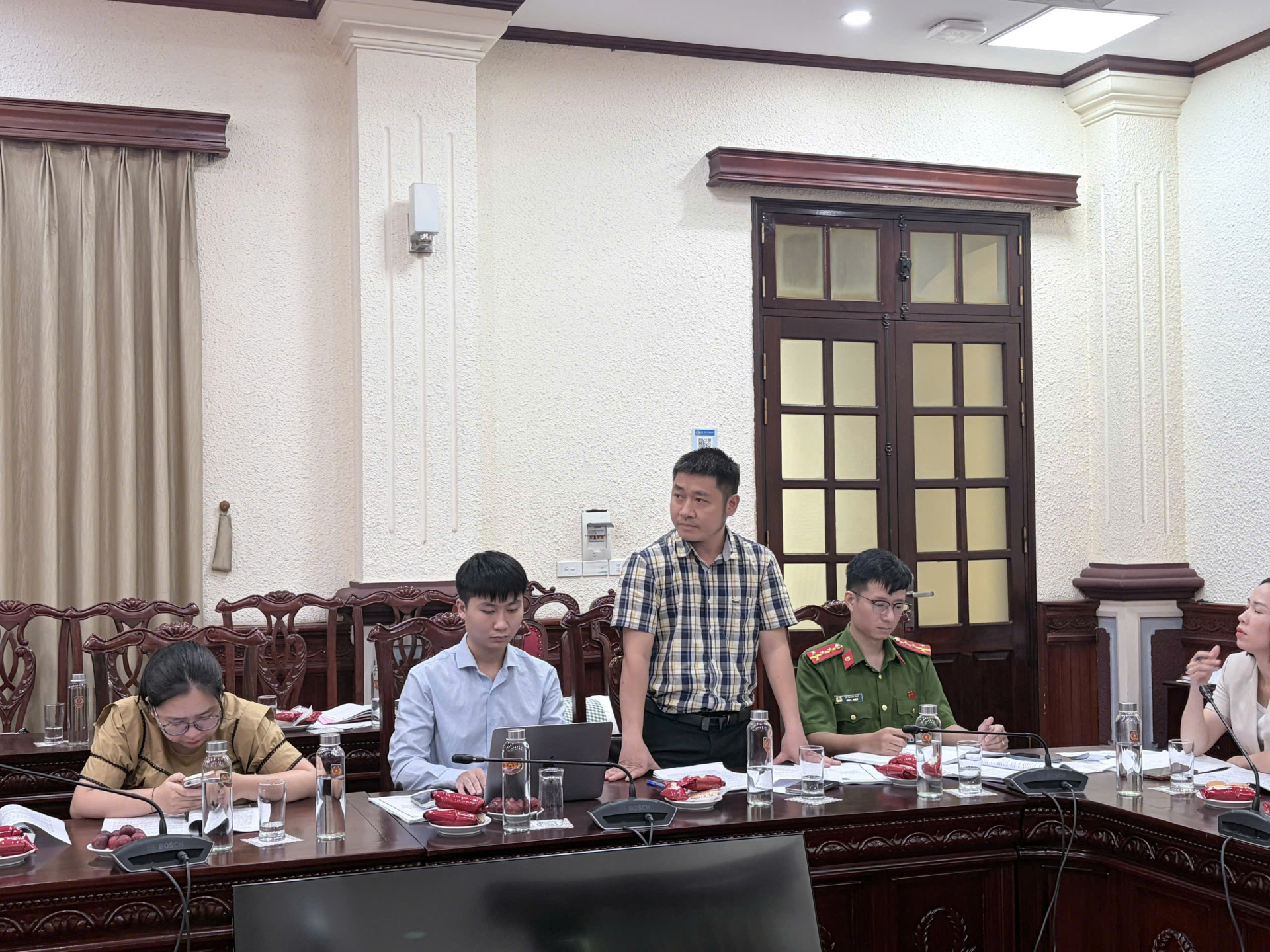 Các đại biểu phát biểu tại hội thảo.