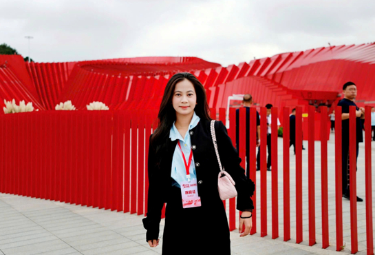 Nguyễn Kim Chi rất ấn tượng với không gian trong “Dải lụa đỏ”. (Ảnh: BTC)