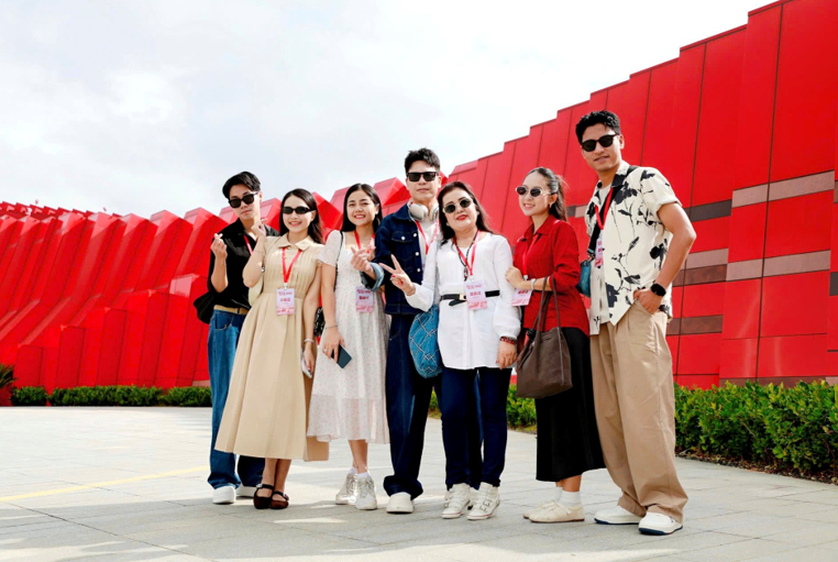 NSND Lệ Ngọc và các sinh viên Việt Nam