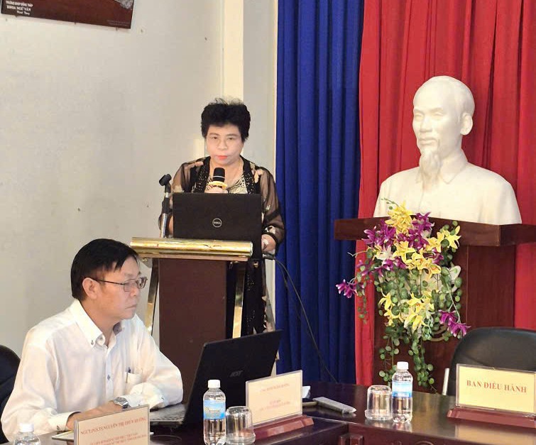 NGƯT.PGS.TS. Nguyễn Thị Thúy Hường, Ủy viên Ban Chấp hành Hội Nữ trí thức Việt Nam, Chi hội trưởng Chi hội Nữ trí thức tỉnh Khánh Hòa báo cáo đề dẫn.