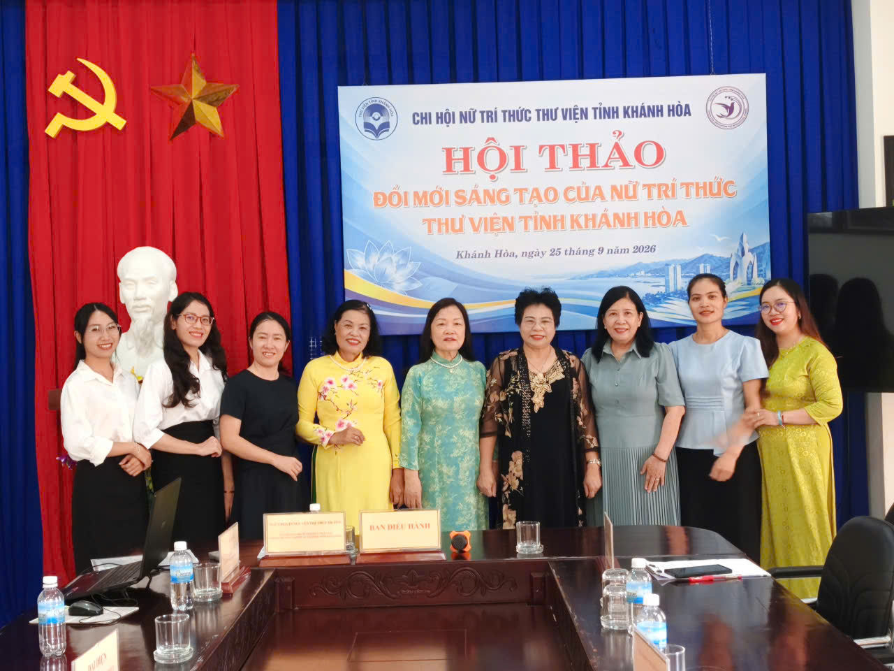 Các đại biểu chụp ảnh lưu niệm