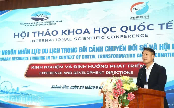 Đại diện Hiệp hội Quản trị Du lịch Hàn Quốc phát biểu tại hội thảo. (Ảnh: Báo Khánh Hòa Online)