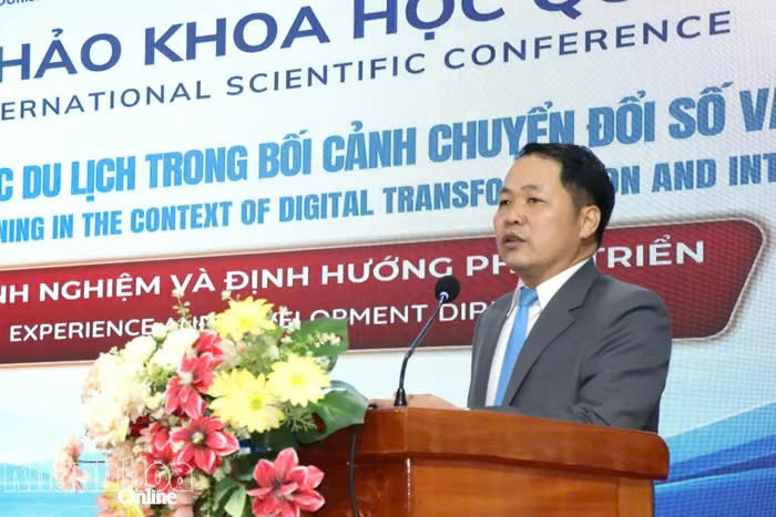 Lãnh đạo Trường Cao đẳng Du lịch Nha Trang phát biểu tại hội thảo. ( Ảnh: Báo Khánh Hòa Online)