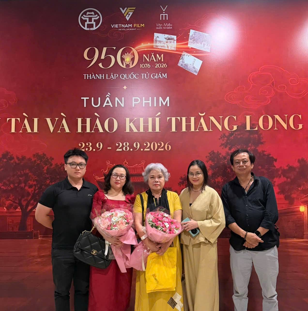 Nhà biên kịch Trịnh Thanh Nhã ( áo vàng) trong buổi chiếu phim