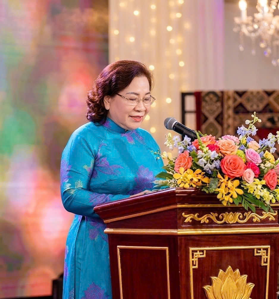 TS.NGƯT Nguyễn Thu Lan, Chủ tịch Hội Nữ trí thức thành phố Đồng Nai phát biểu đề dẫn.