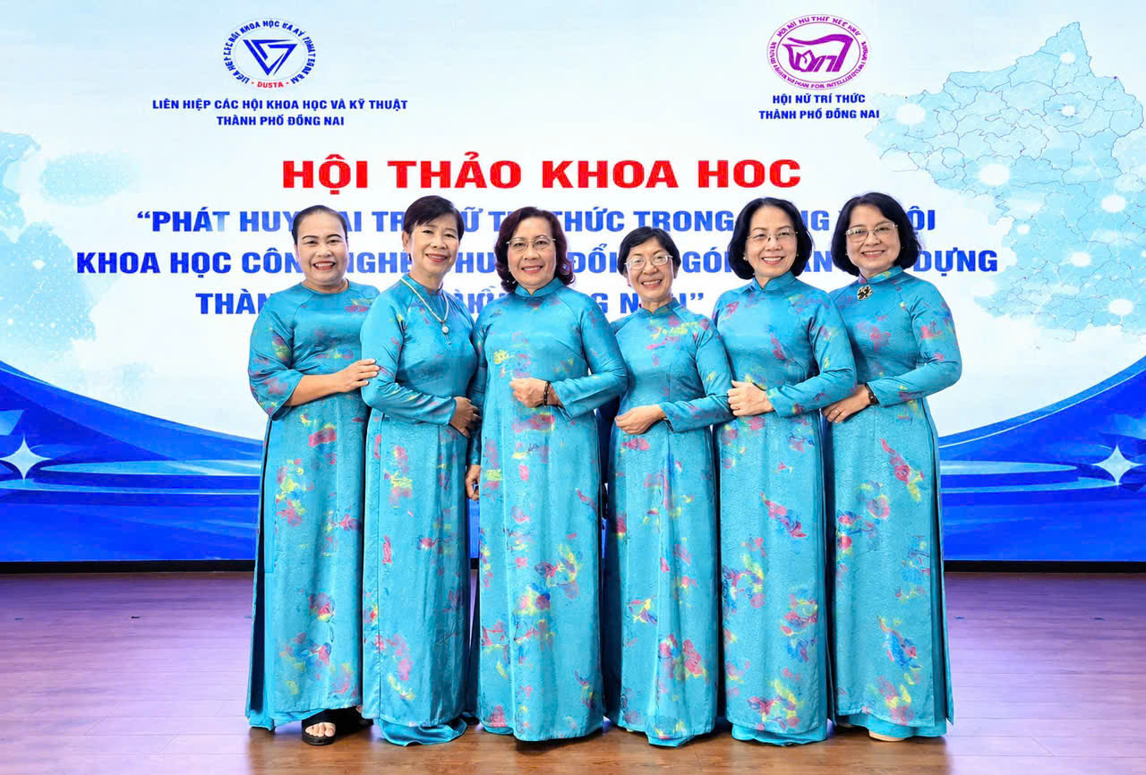 Các đại biểu chụp ảnh lưu niệm.