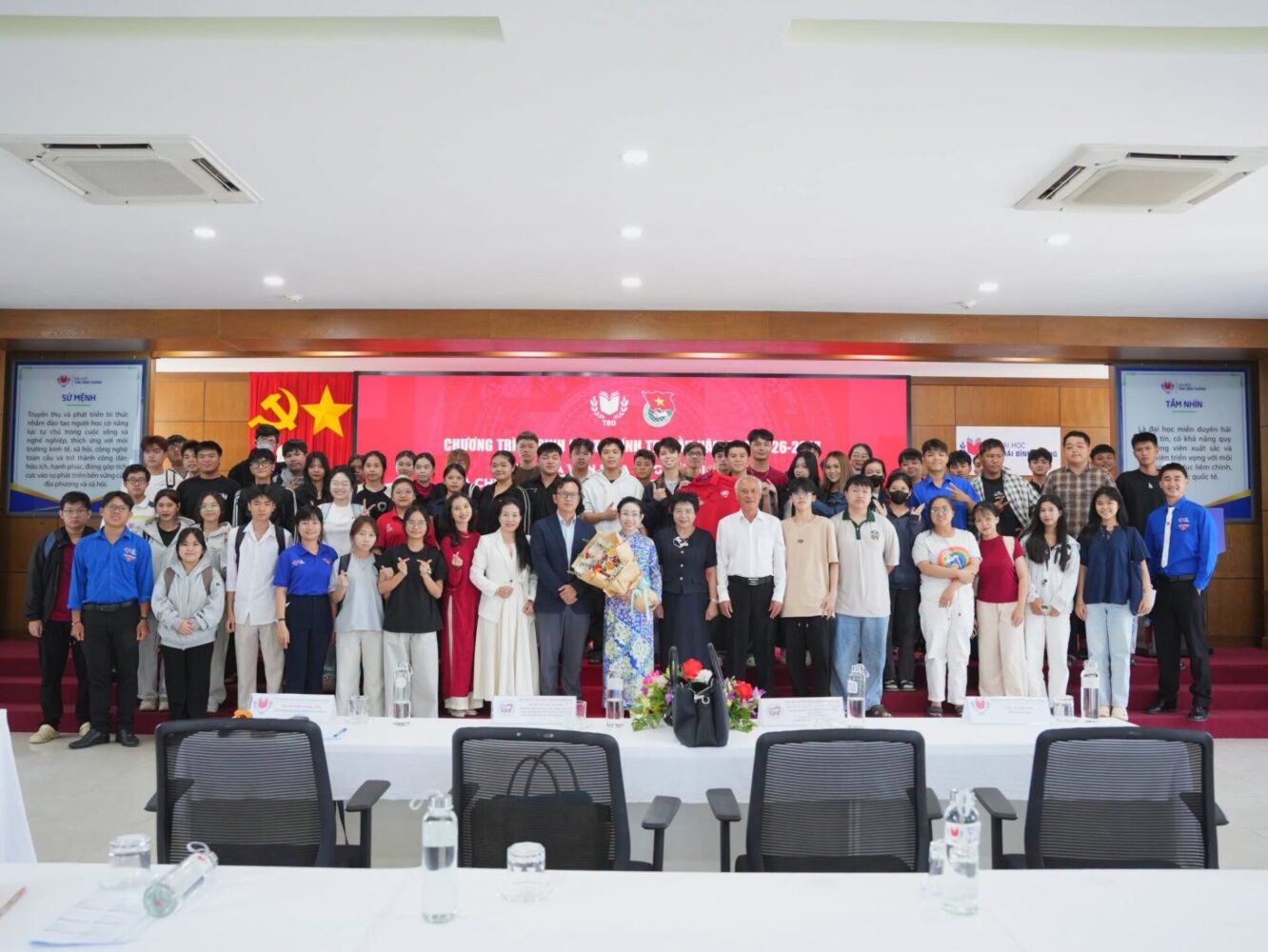  Đại biểu, giảng viên và sinh viên chụp ảnh lưu niệm tại chương trình ( Ảnh: BTC)