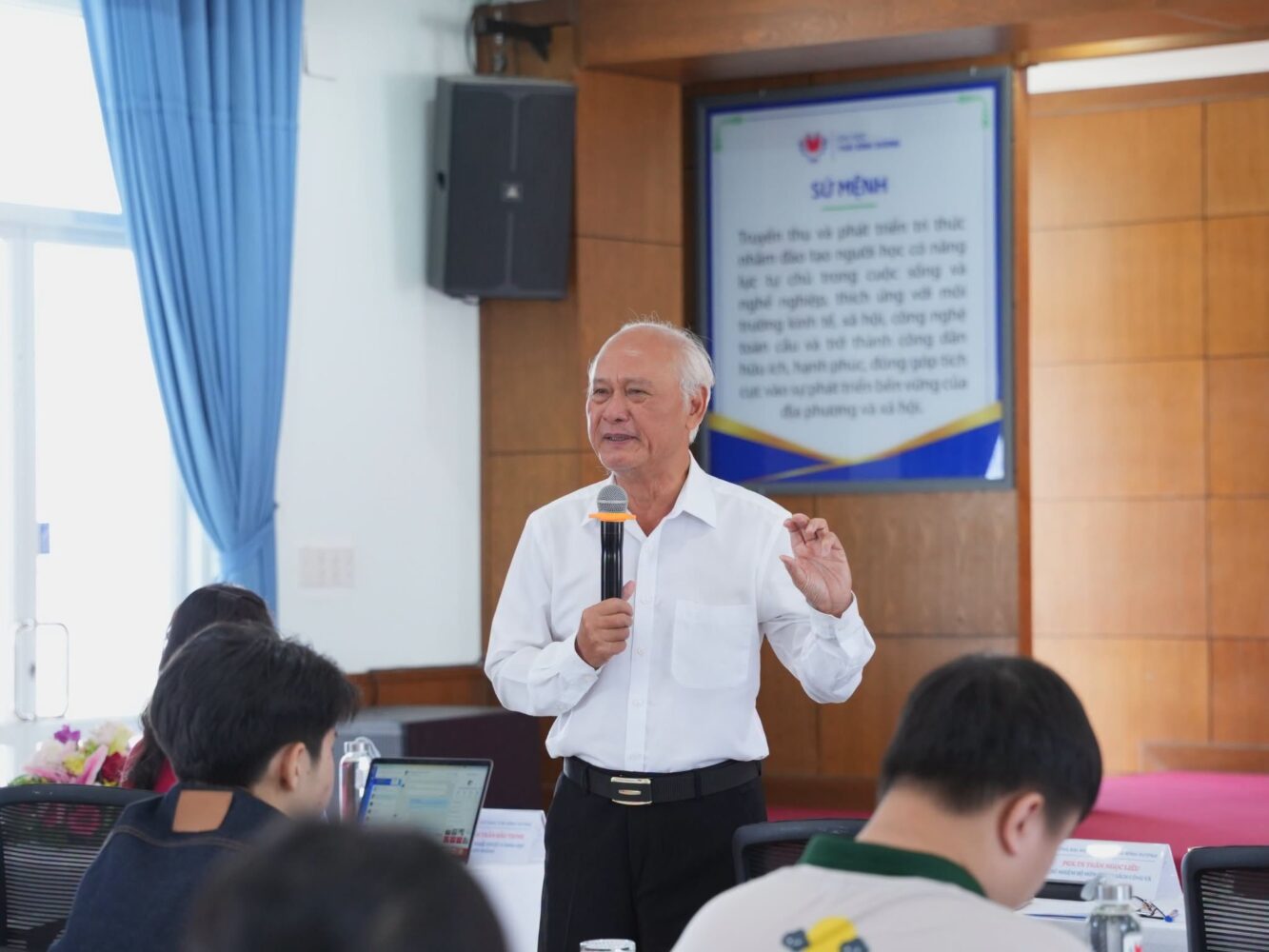  PGS.TS. Trần Ngọc Liêu điều phối nội dung trao đổi tại chương trình (Ảnh: BTC)