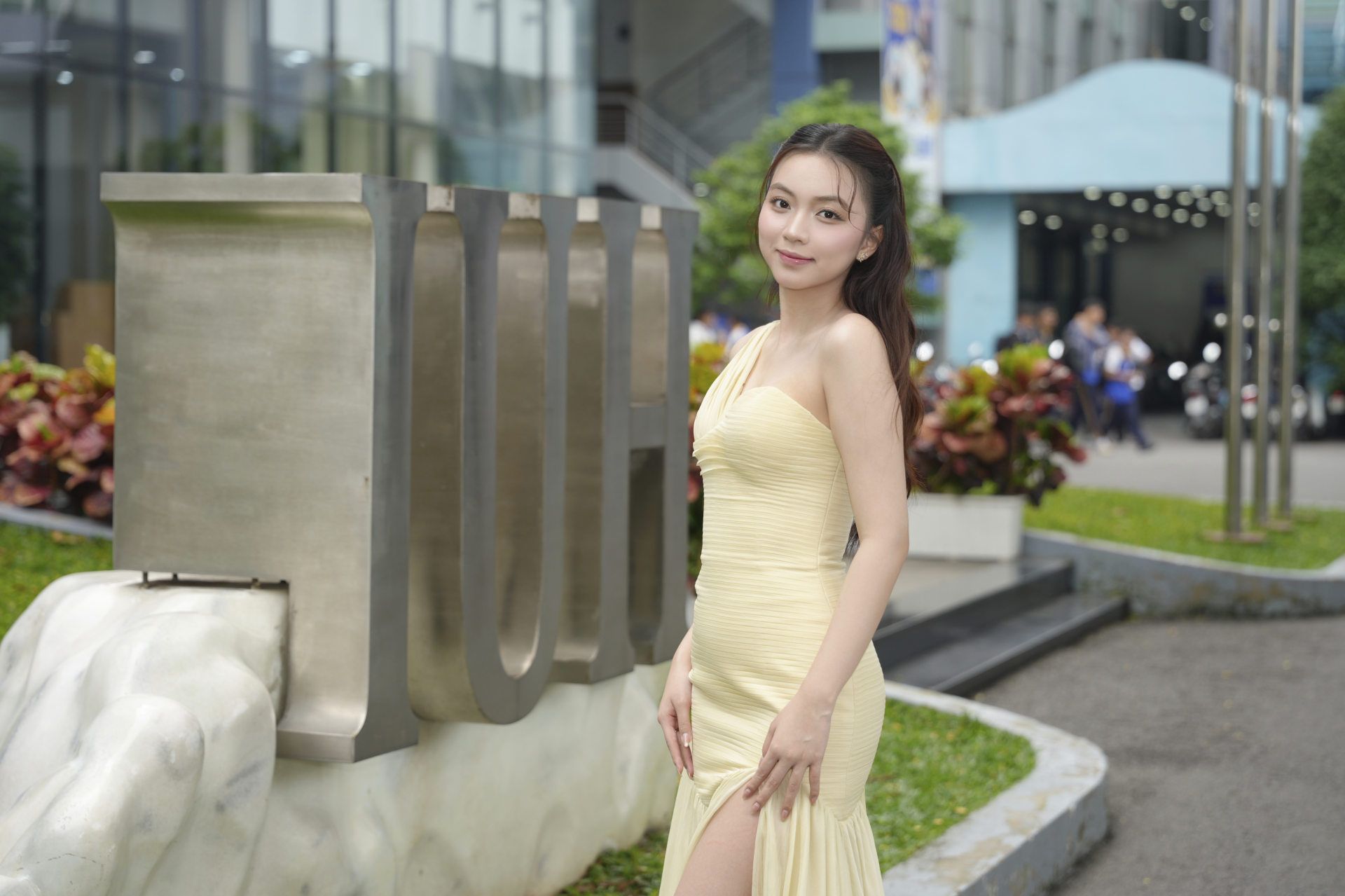 Hoa hậu Hoàng Ngọc Như nổi bật trong thiết kế dạ hội tông vàng kem, dáng ôm kết hợp phần chân váy xẻ tà khi xuất hiện tại Nét đẹp sinh viên SFA.