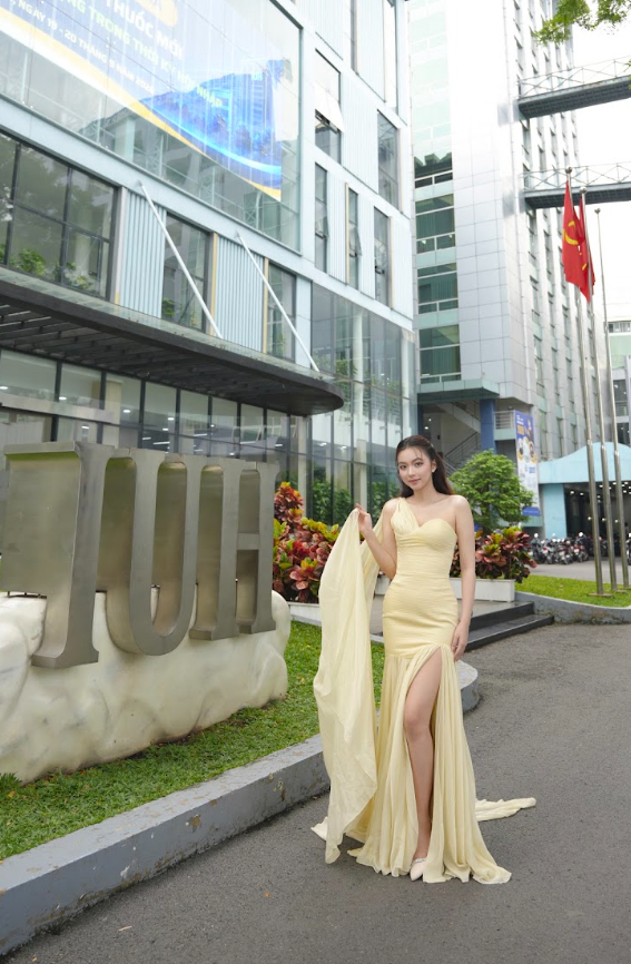 Thiết kế cúp ngực kết hợp phom dáng ôm và đường xẻ tà giúp Hoàng Ngọc Như khoe vóc dáng trong ngày trở lại trường cũ.