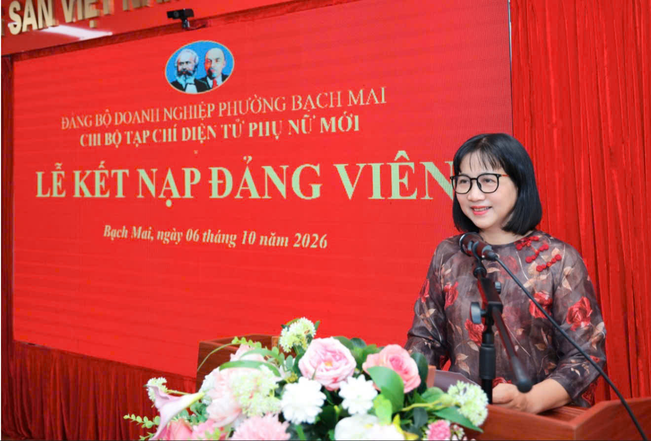 Đồng chí Chu Thị Thu Hằng, Bí thư Chi bộ, Tổng Biên tập Tạp chí Phụ nữ Mới  tiếp thu ý kiến của Đảng ủy cấp trên.
