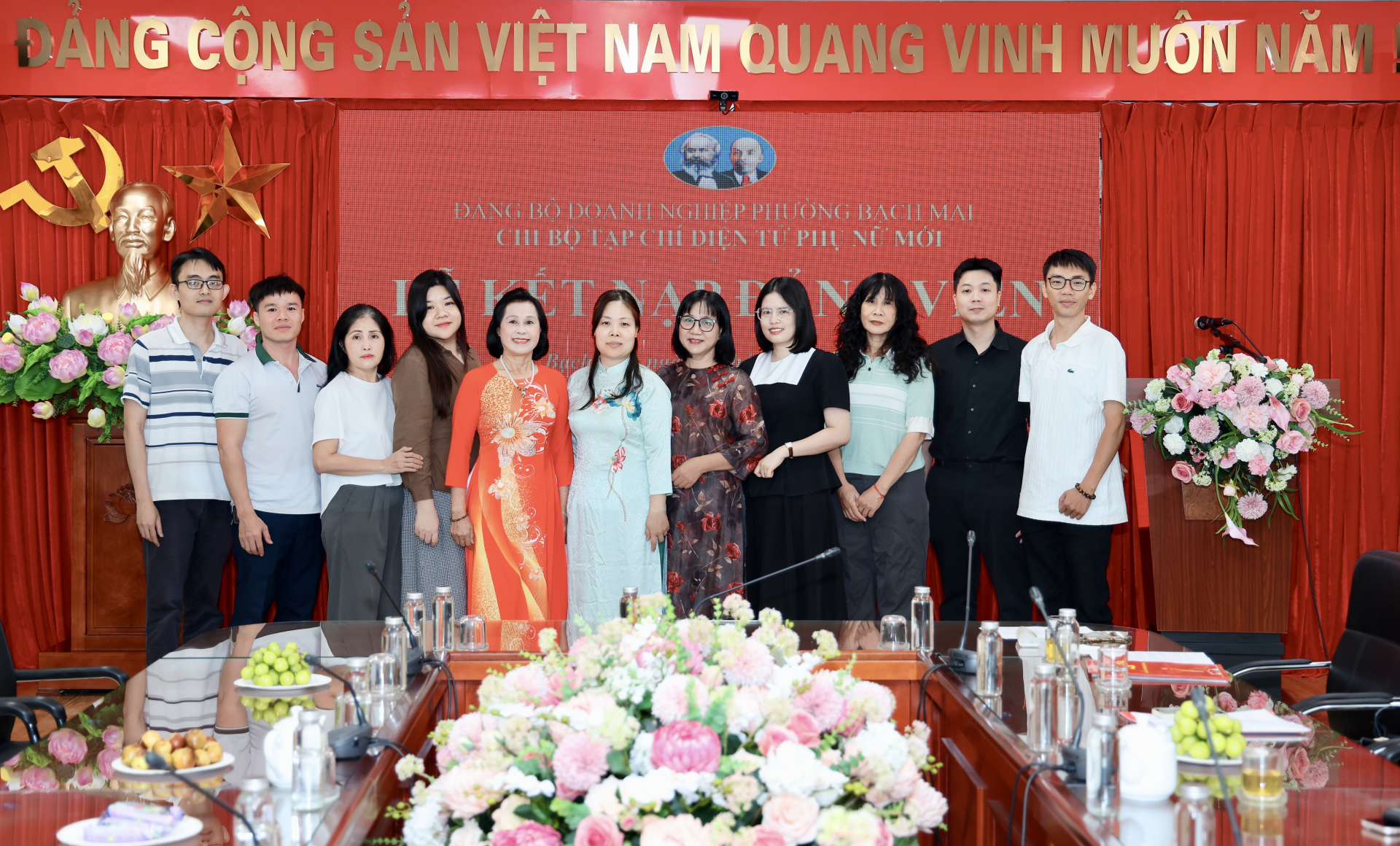 Chi bộ Tạp chí điện tử Phụ nữ Mới tổ chức Lễ kết nạp đảng viên mới