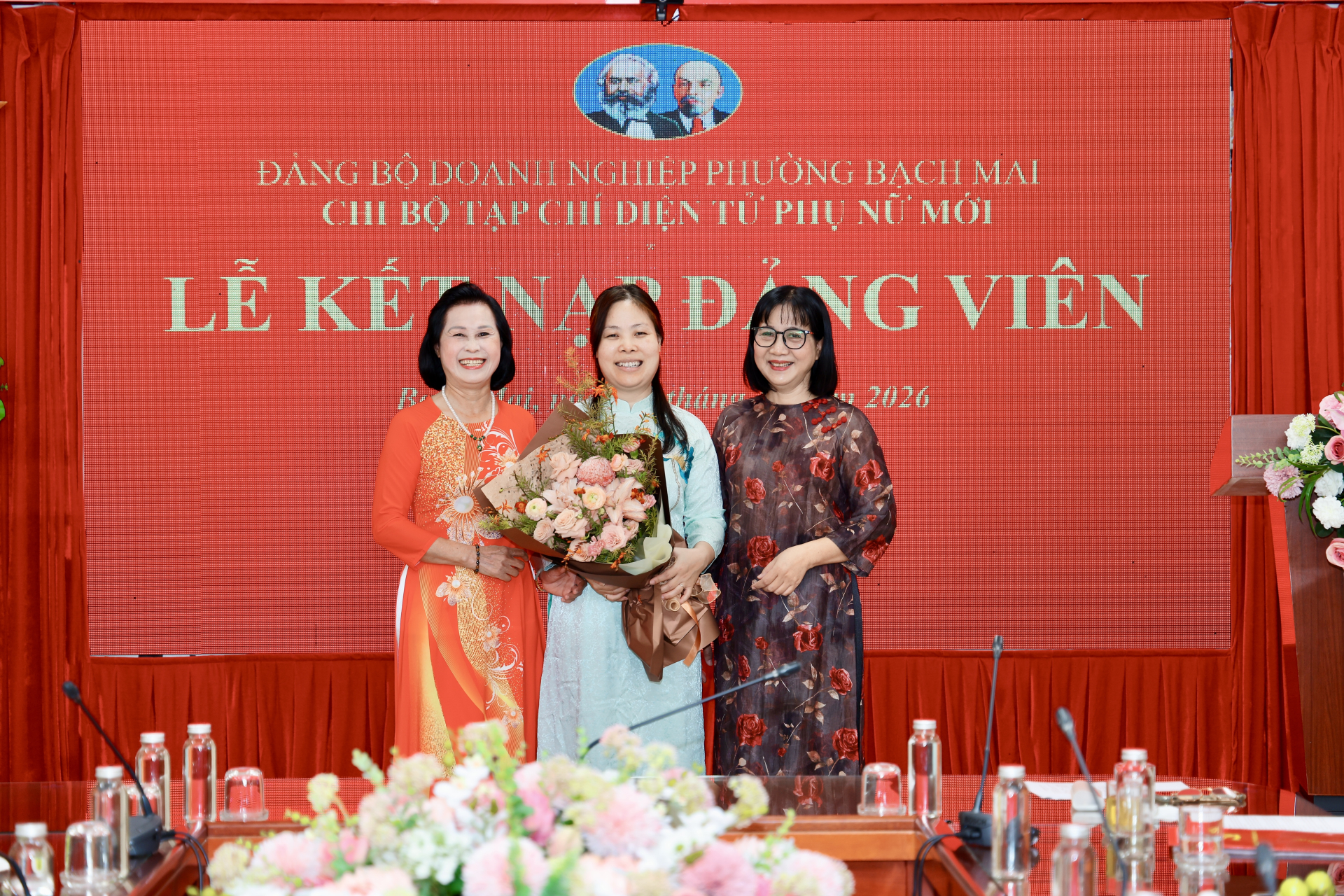 Chi bộ Tạp chí điện tử Phụ nữ Mới tổ chức Lễ kết nạp đảng viên mới