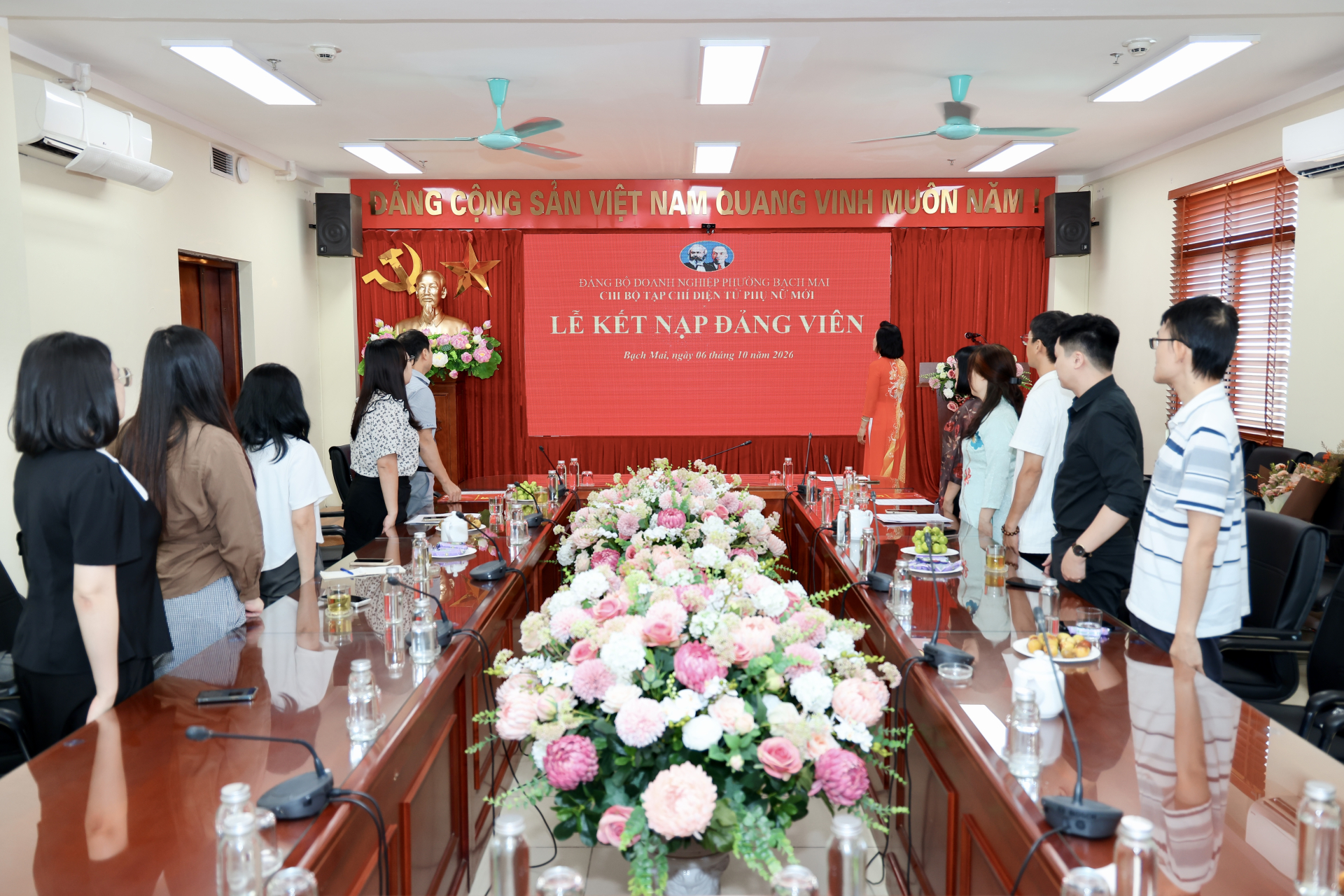 Các đảng viên thực hiện nghi thức chào cờ
