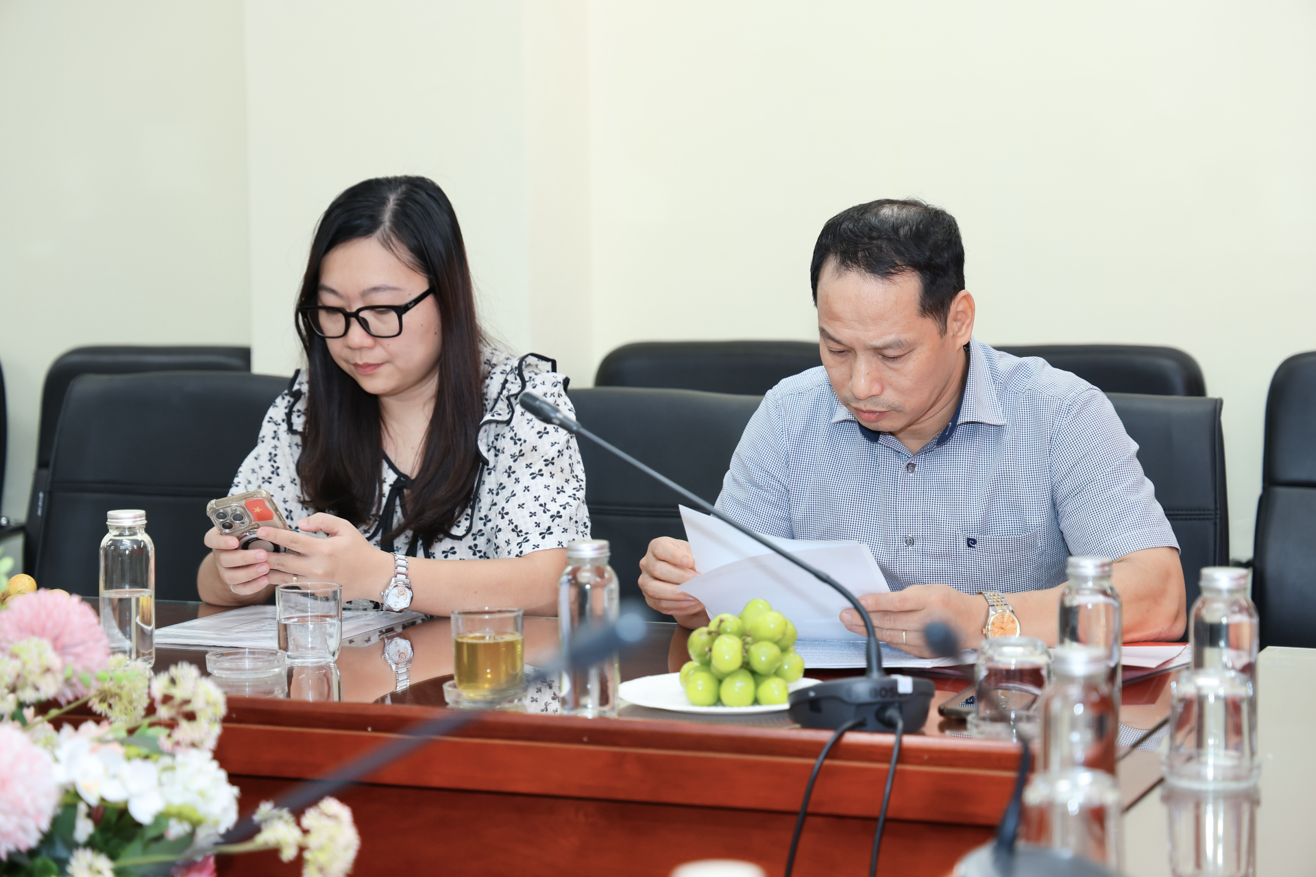Đồng chí Nguyễn Tiến Toàn, Bí thư Đảng ủy Doanh nghiệp phường Bạch Mai; đồng chí Nguyễn Thu Trang, Đảng ủy viên Đảng ủy Doanh nghiệp phường Bạch Mai dự Lễ Kết nạp Đảng viên.