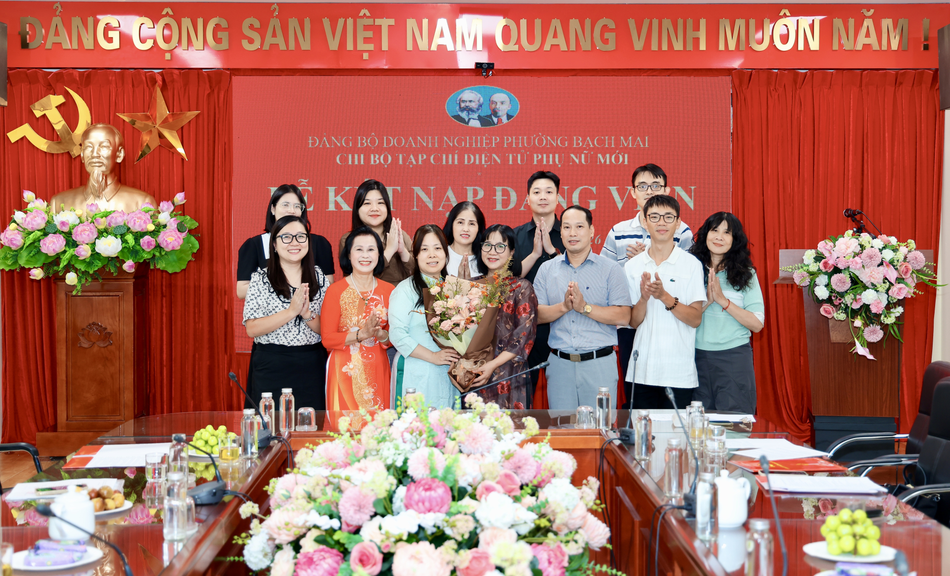 Đồng chí Nguyễn Tiến Toàn, Bí thư Đảng ủy Doanh nghiệp phường Bạch Mai và các đồng chí đảng viên Chi bộ Tạp chí điện tử Phụ nữ Mới chúc mừng đồng chí Nguyễn Thùy Dương.