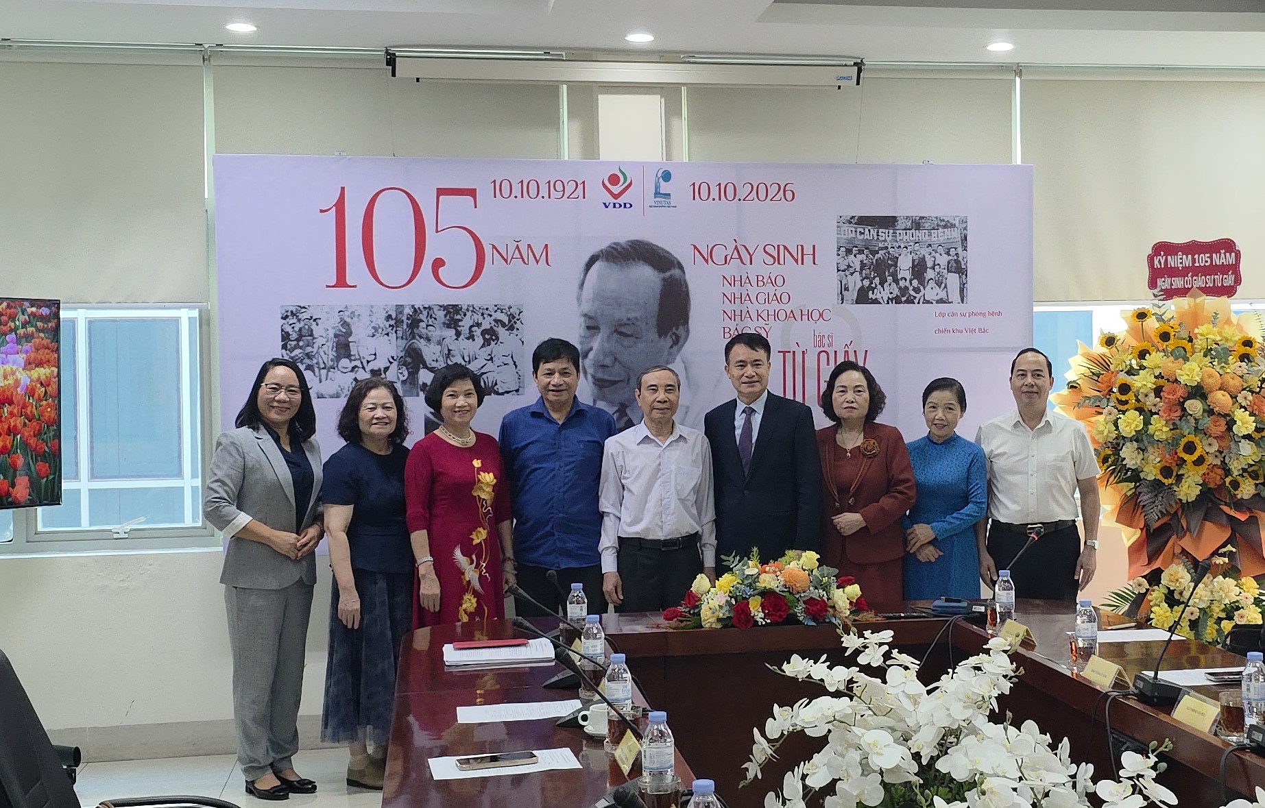 Nguyên các lãnh đạo và lãnh đạo đương nhiệm của Viện Dinh dưỡng Quốc gia tại hội thảo.