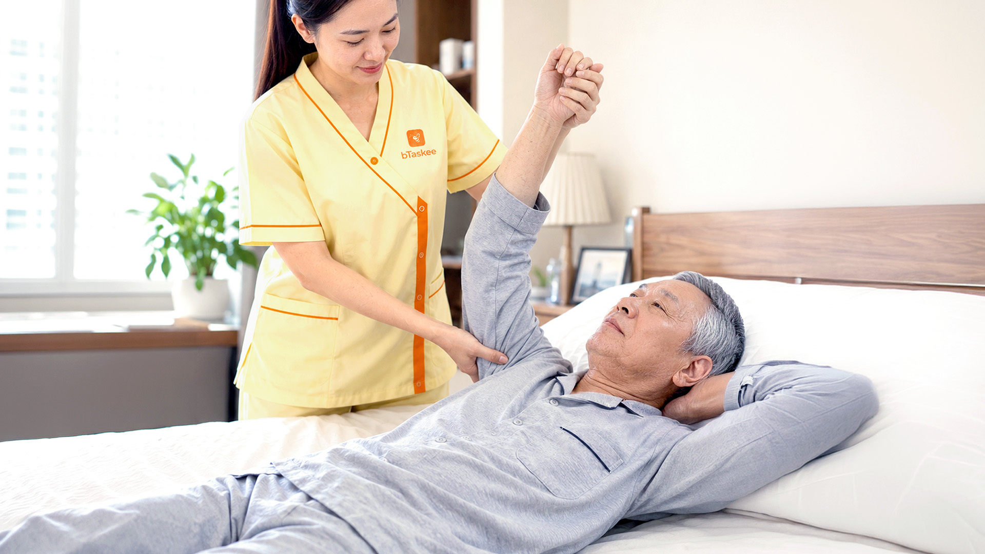 Chăm sóc viên người cao tuổi tại nhà cần có kỹ năng chuyên môn để hỗ trợ và xử lý các tình huống phát sinh (Ảnh: bCare by bTaskee)