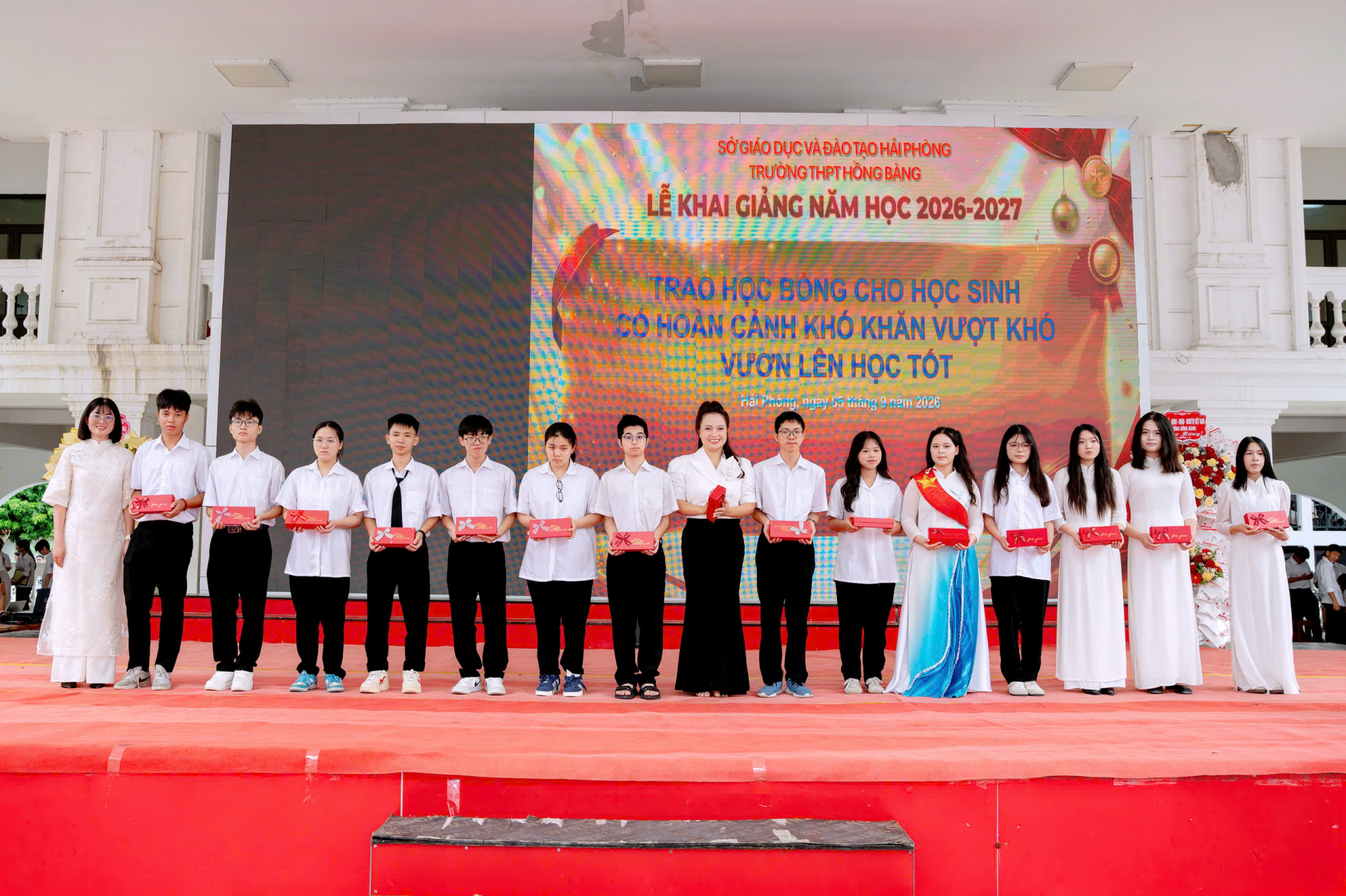 Hoa hậu Nhân ái Ngô Thị Hoàng Ngân trao tặng học bổng cho học sinh có hoàn cảnh khó khăn