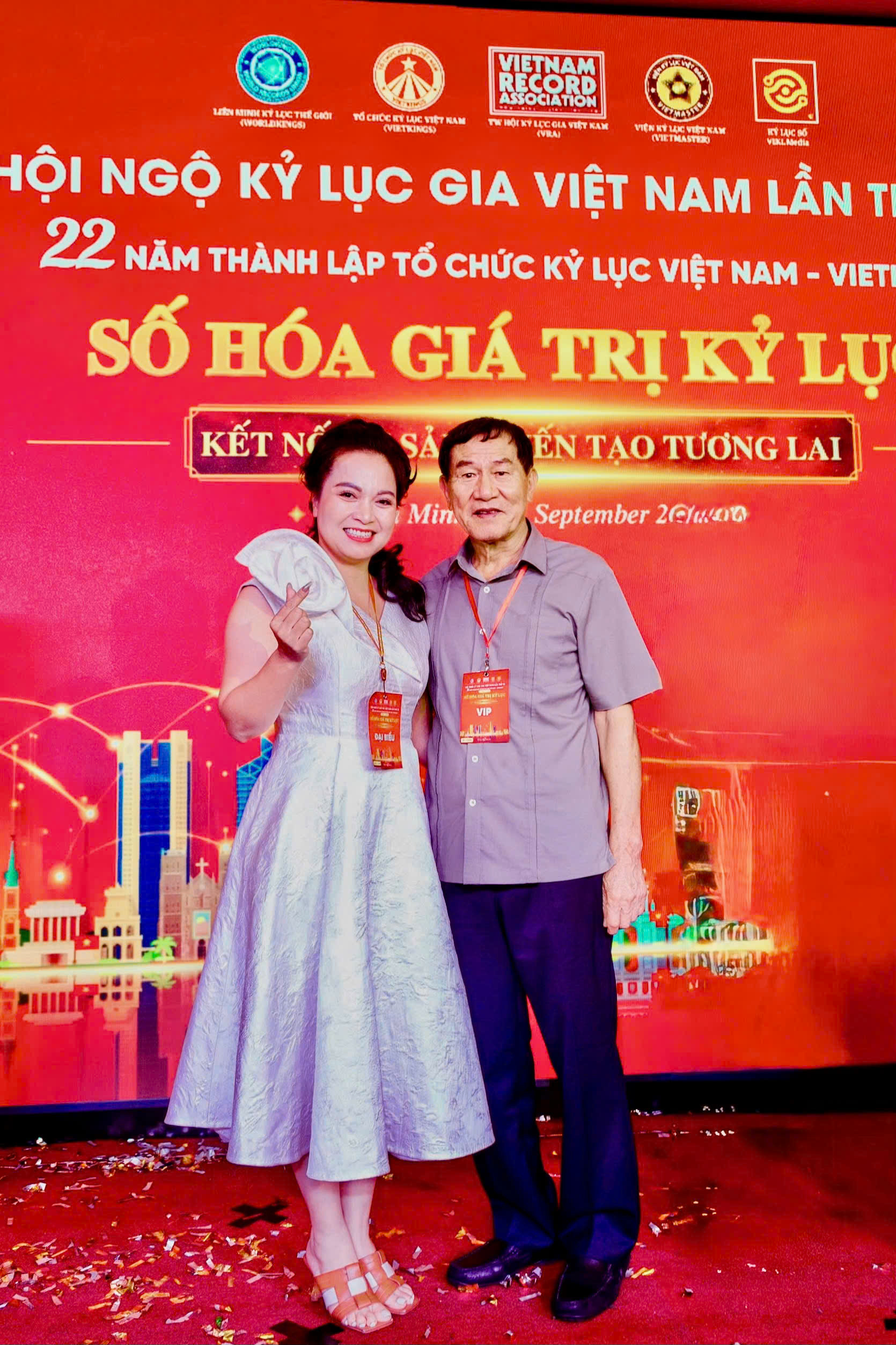  Hoa hậu Nhân ái Hoàng Ngân cùng Trung tướng, Anh hùng Lao động Phạm Tuân