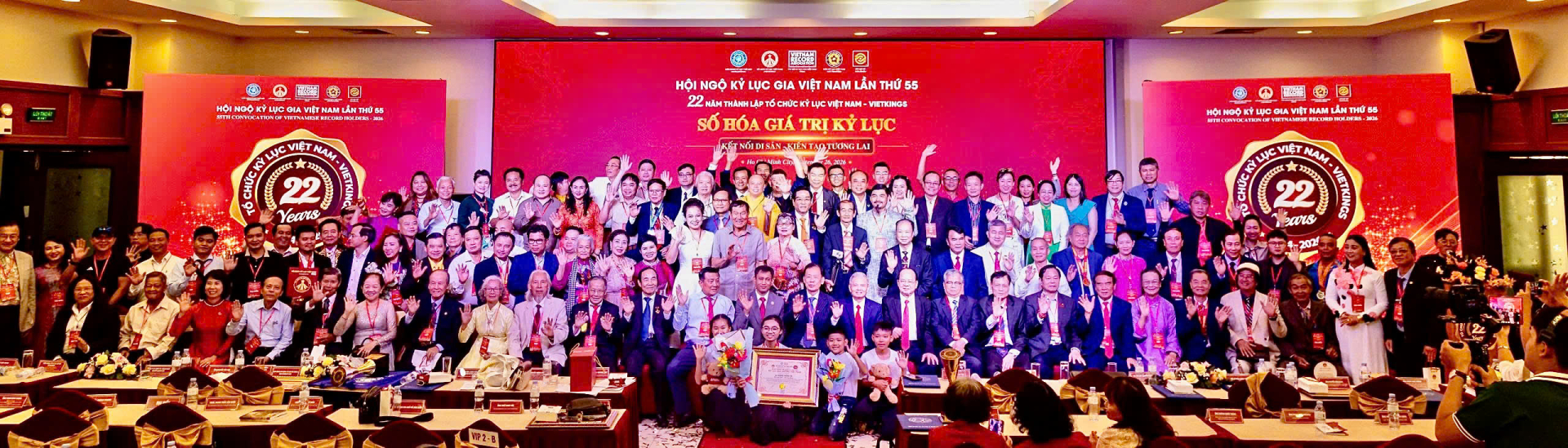  Hoa hậu Nhân ái Ngô Thị Hoàng Ngân được vinh danh tại chương trình Hội ngộ Kỷ lục gia Việt Nam lần thứ 55