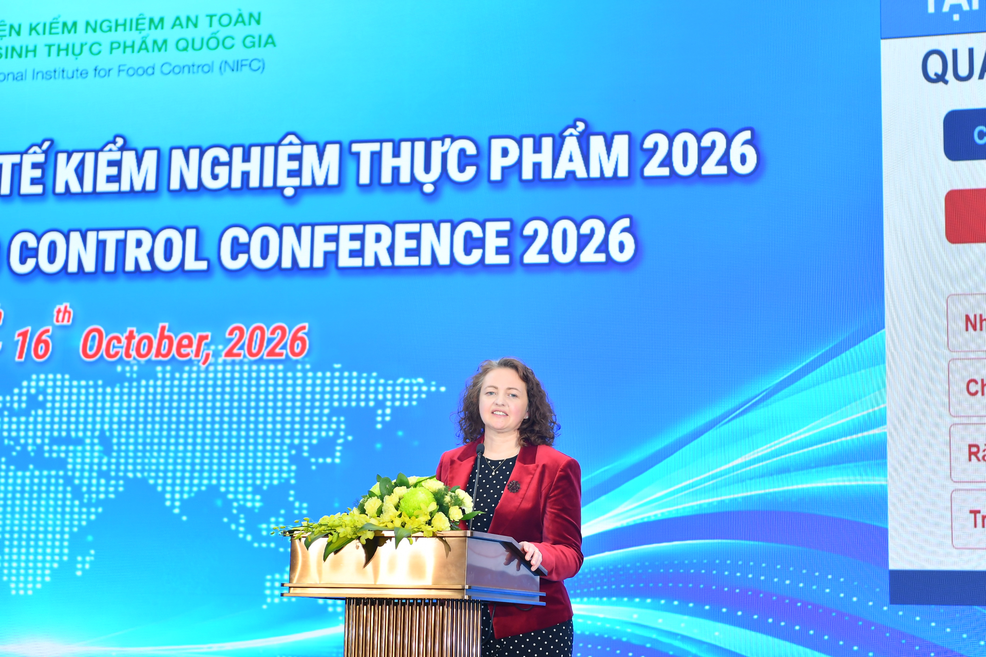 Báo cáo viên người Mỹ trình bày báo cáo tại hội nghị