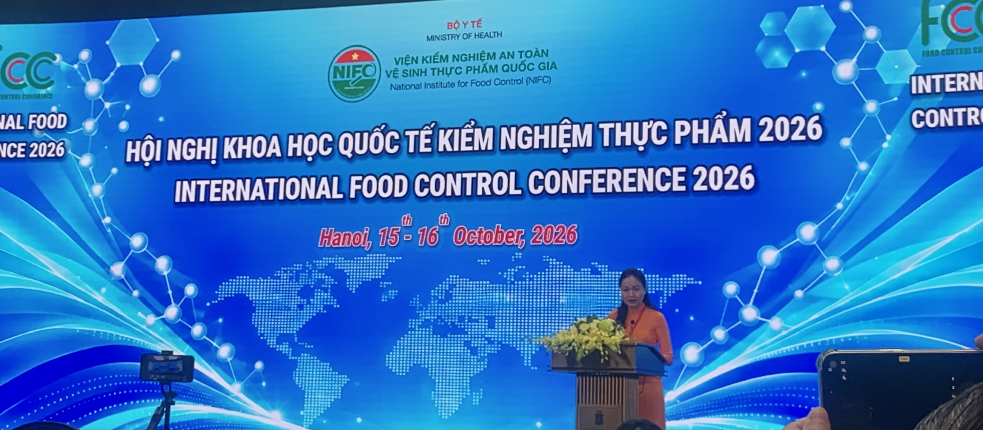 PGS. TS. Lê Thị Hồng Hảo, Viện trưởng Viện Kiểm nghiệm an toàn vệ sinh thực phẩm quốc gia,Chi hội Phó Chi hội Dinh dưỡng và An toàn  thực phẩm (Hội Nữ trí thức Việt Nam) phát biểu