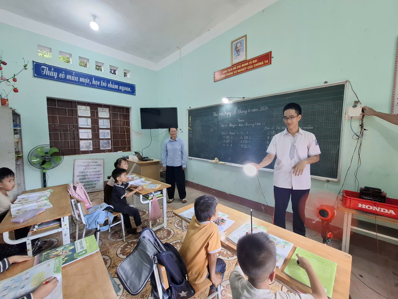Trần Quang Bách giới thiệu kết quả dự án đến các em nhỏ vùng cao