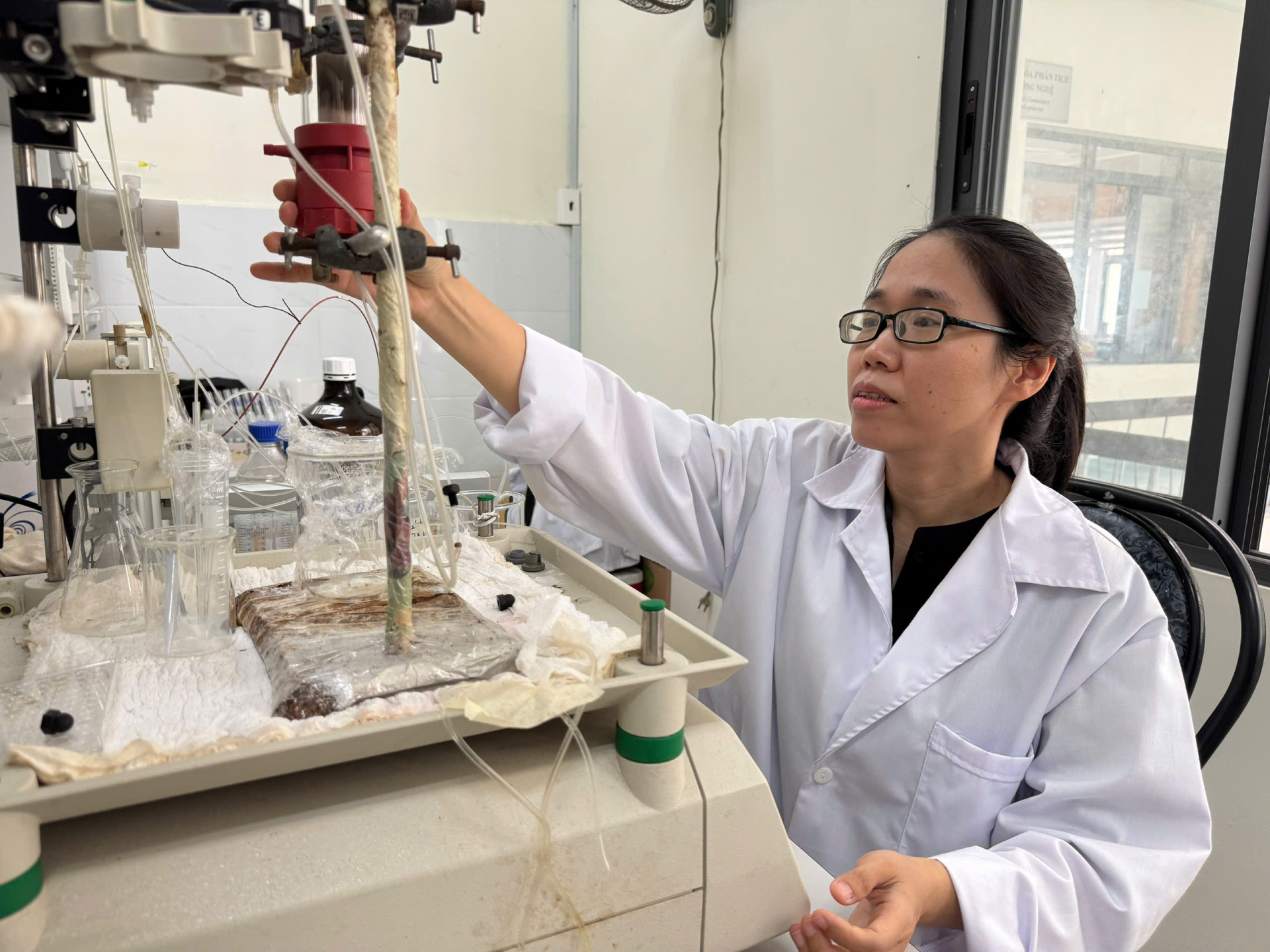 TS. Trần Nguyễn Hà Vy trong phòng thí nghiệm