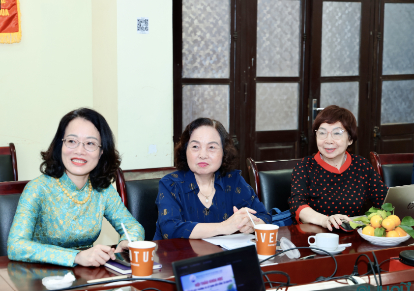 Từ trái: PGS.TS Phạm Thị Thanh Ngà, Viện trưởng Viện Khoa học Kỹ thuật Khí tượng Thủy văn, Môi trường và Biển; GS.TS Lê Thị Hợp, Chủ tịch Hội Nữ trí thức Việt Nam; GS.TS Đặng Kim Chi.