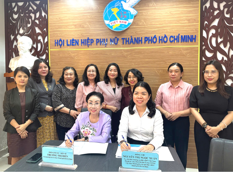 Bà Nguyễn Thị Ngọc Xuân, Phó Chủ tịch Ủy ban MTTQ Việt Nam TPHCM, Chủ tịch Hội LHPN TPHCM (hàng trên bên phải) và PGS.TS Trương Thị Hiền, Chủ tịch Hội Nữ trí thức TPHCM, Phó Chủ tịch Hội Khuyến học Việt Nam, Phó Chủ tịch Hội Nữ trí thức Việt Nam (hàng trên, bên trái) đại diện cho hai đơn vị thực hiện ký kết. Ảnh: Báo Phụ nữ Việt Nam.