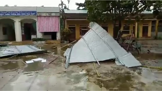Trường Tiểu học thị trấn Chợ Chùa (huyện Nghĩa Hành, Quảng Ngãi) bị cuốn bay mái, nhiều trang thiết bị hư hỏng nặng. Ảnh: dantri.vn