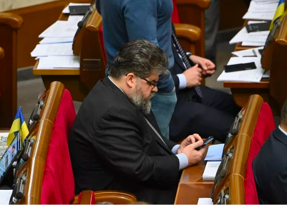 Nghị sĩ Bogdan Yaremenko sử dụng điện thoại trong một phiên họp quốc hội ở Kiev giữa tuần trước - Ảnh chụp màn hình Getty