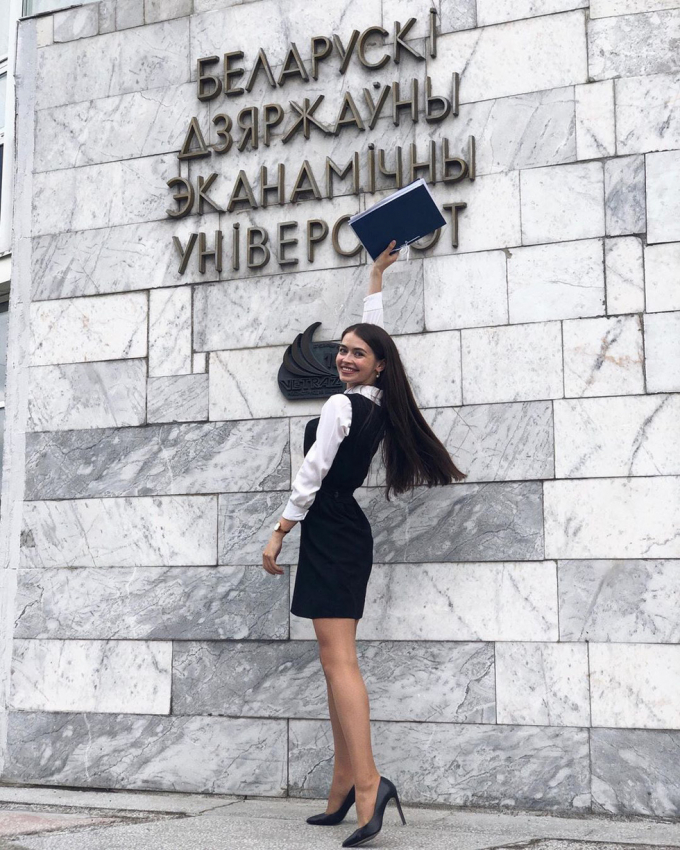 Mariya trước cổng trường Đại học Kinh tế Belarus 