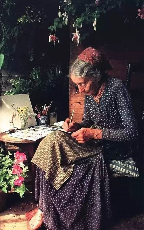 Viết và vẽ vẫn là công việc chính của bà.
