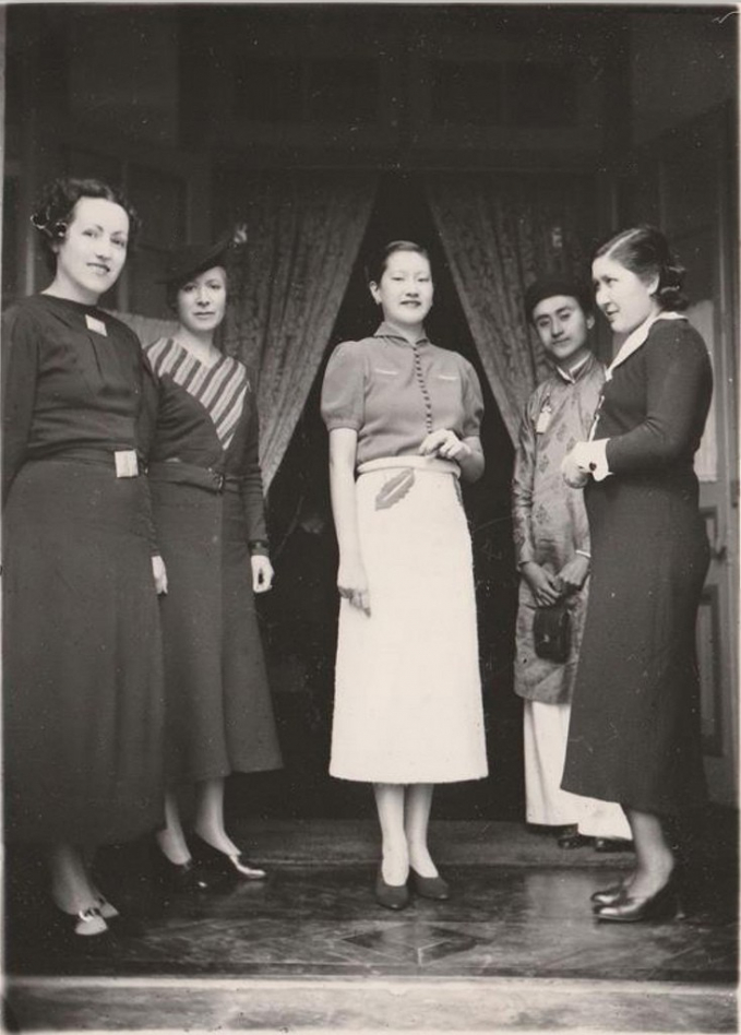 Nam Phương Hoàng hậu đứng bên các phụ nữ Pháp, cuối những năm 1930.