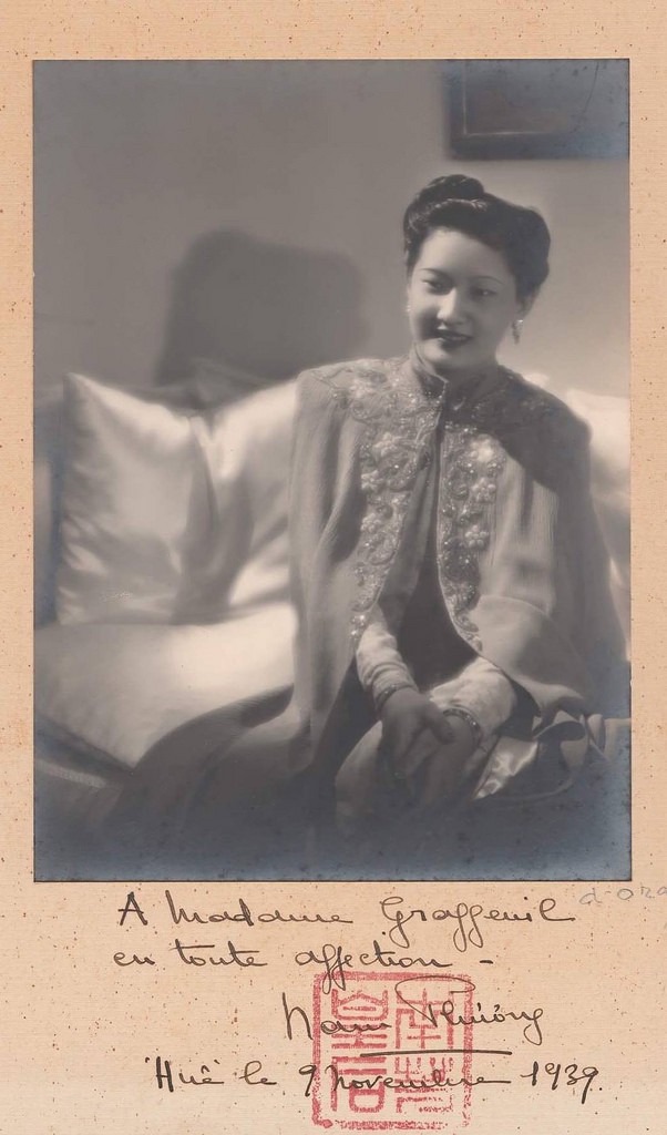 Một bức ảnh có lời đề tặng và chữ ký Hoàng hậu Nam Phương, ngày 9/11/1939