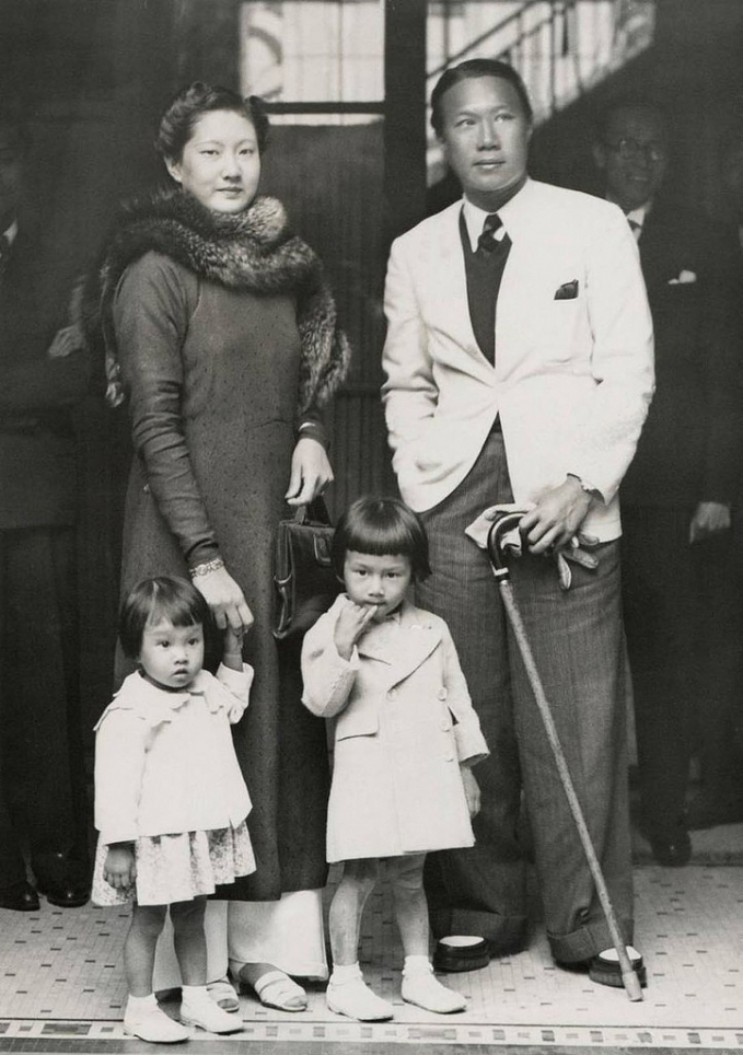 Nam Phương Hoàng hậu cùng Hoàng đế Bảo Đại và hai con tại Paris ngày 6/6/1939