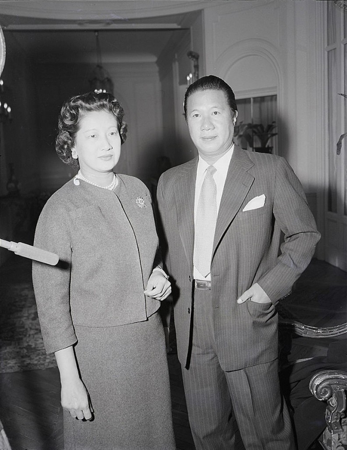 Nam Phương Hoàng hậu và cựu hoàng Bảo Đại ở Paris ngày 23/10/1955. 